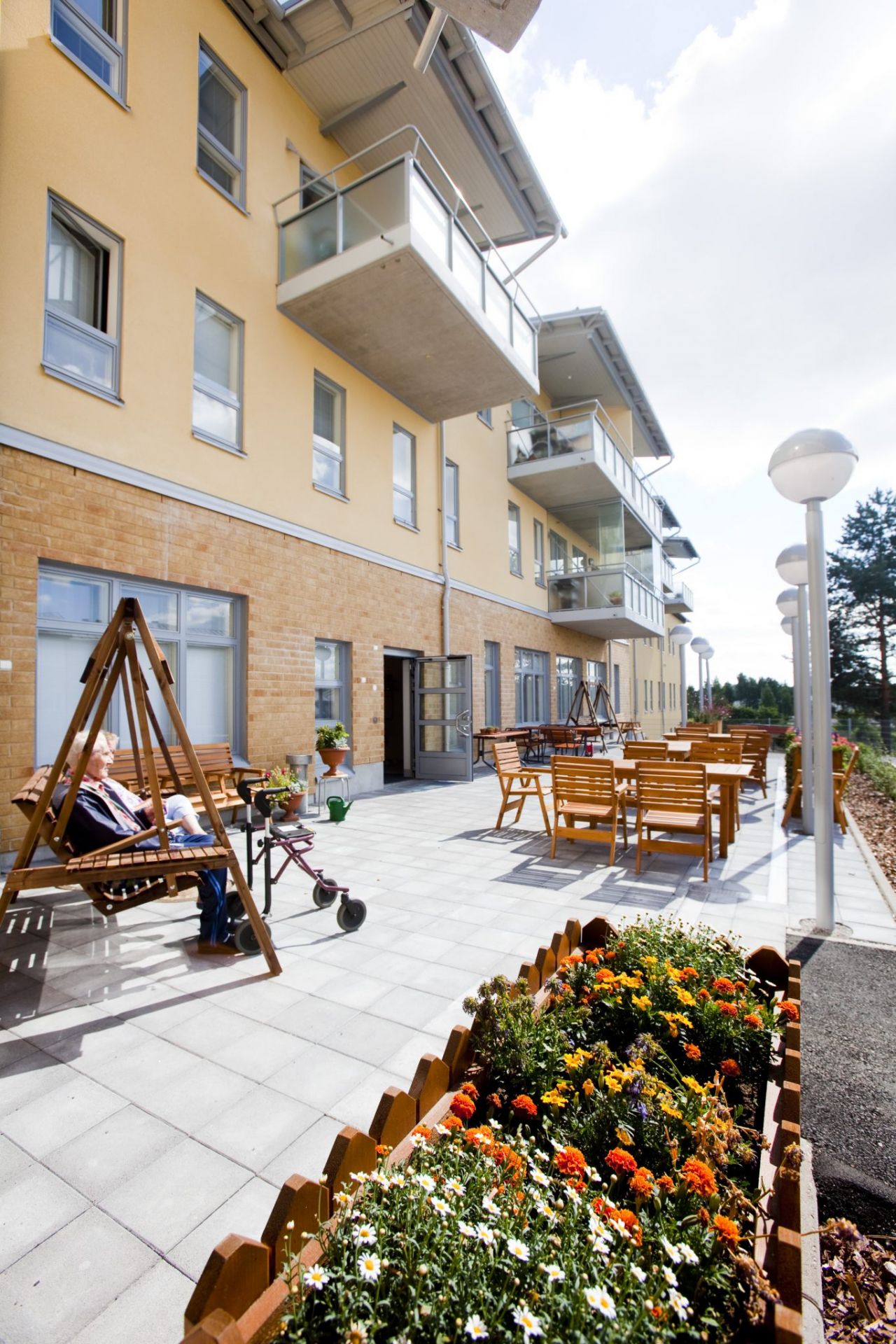 10Palvelutalo Elsie jossa on terassi ja ulkona istumapaikkoja